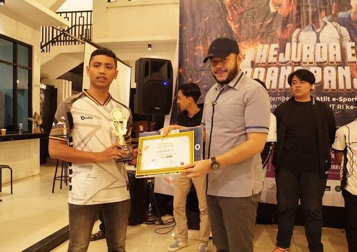 Wako Fadly Amran saat serahkan penghargaan di Kejurda ESI, Ahad (13/8/2023) kemaren malam di Manyala Caffe.
